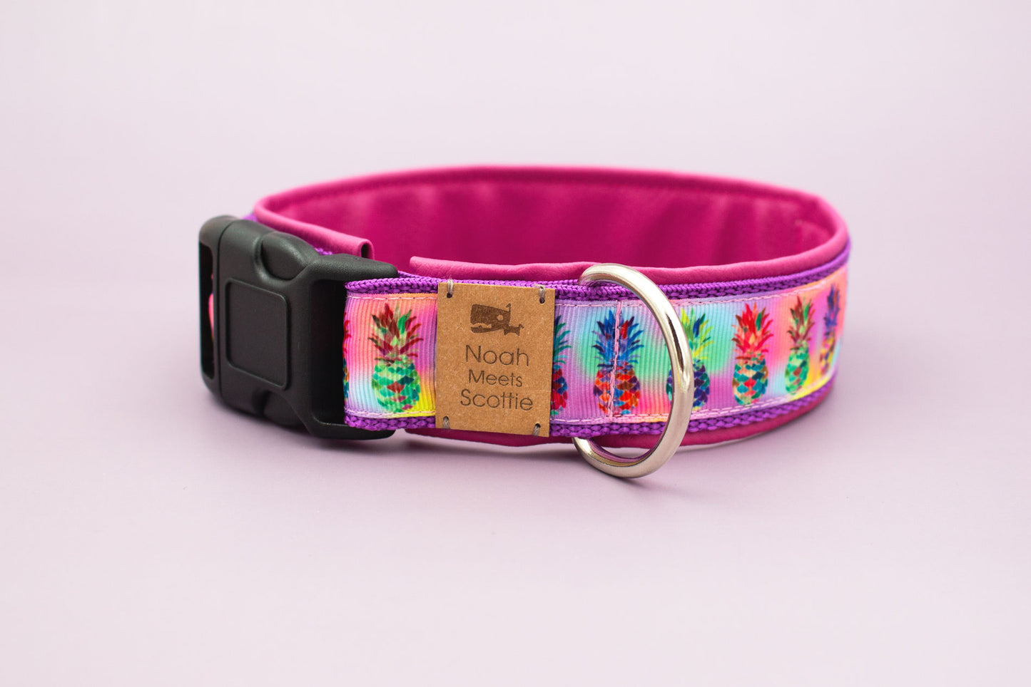 Hundehalsband Pine – tropisches Sommerdesign mit Ananas und pinkem Innenfutter