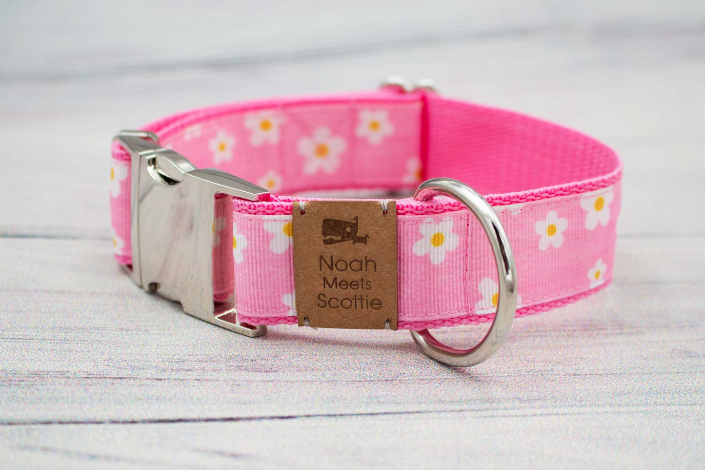 Detail Hundehalsband PINKDAISY – florales Gänseblümchen Design auf rosafarbenem Grund, modern und verspielt