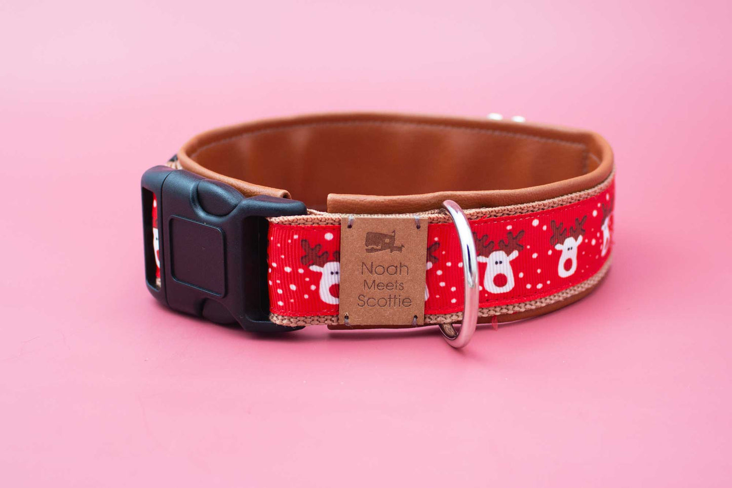 Detailansicht Hundehalsband REINDEER IN RED, weich gefüttert mit dunklem Kunstleder, Rentiermotiv, weihnachtliches Design