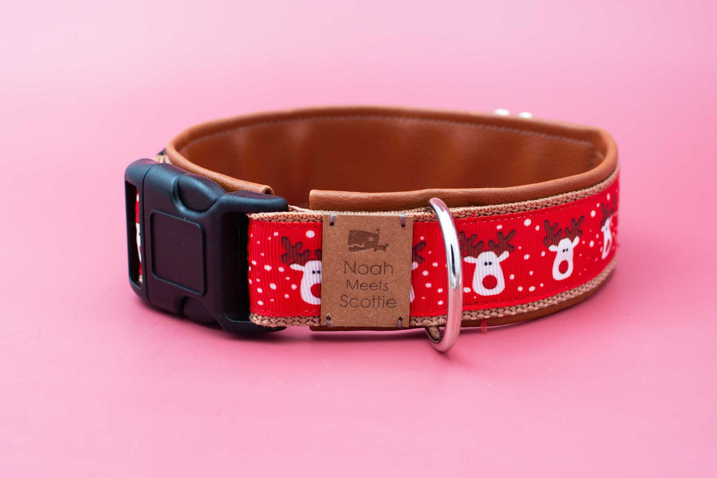 Seitenansicht Hundehalsband REINDEER IN RED, verstellbar und robust, festliches Halsband in Rot mit Rentieren