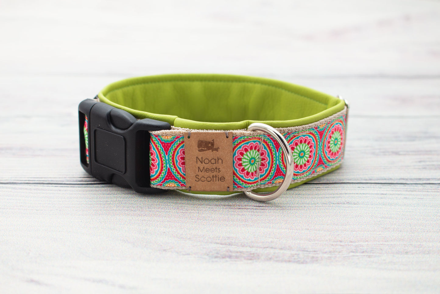 Detailansicht Hundehalsband RIO – Paisley Muster Beige mit Rot Grün Weiß Hellgrün, weich gefüttert
