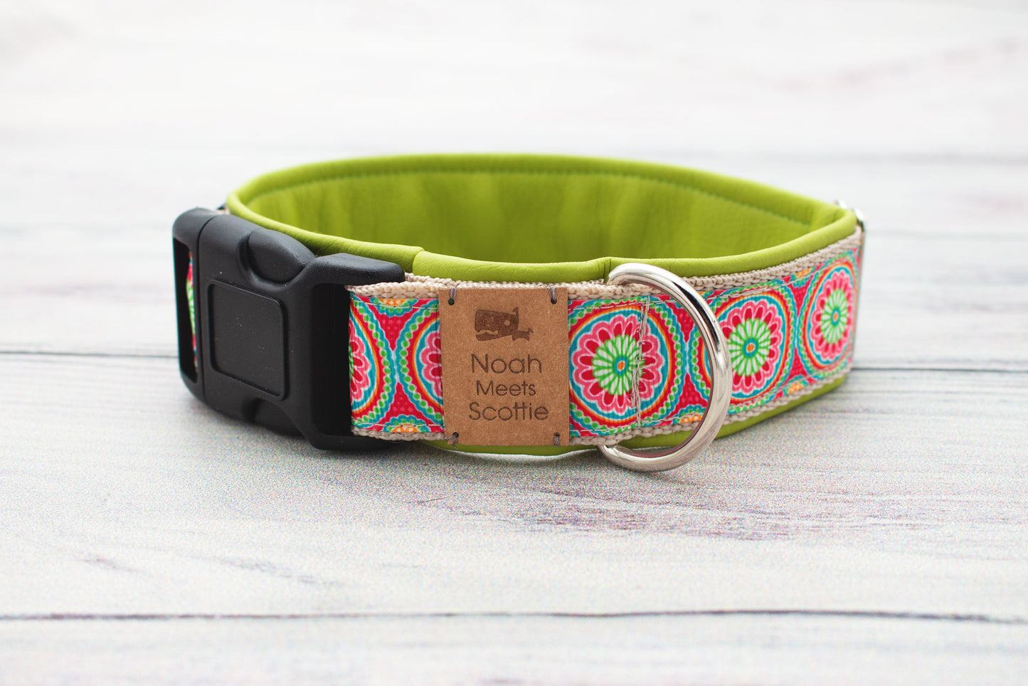 Seitenansicht Hundehalsband RIO, verstellbar mit Paisley Muster in Beige und bunten Kreisen