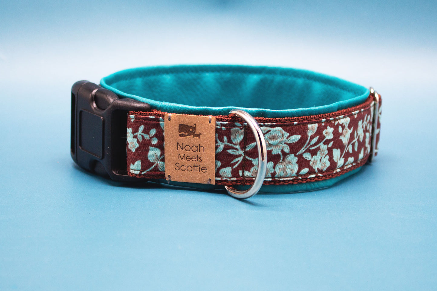 Hundehalsband Romy mit dunkelbraunem Hintergrund und Blumenranken in Mint und Türkis