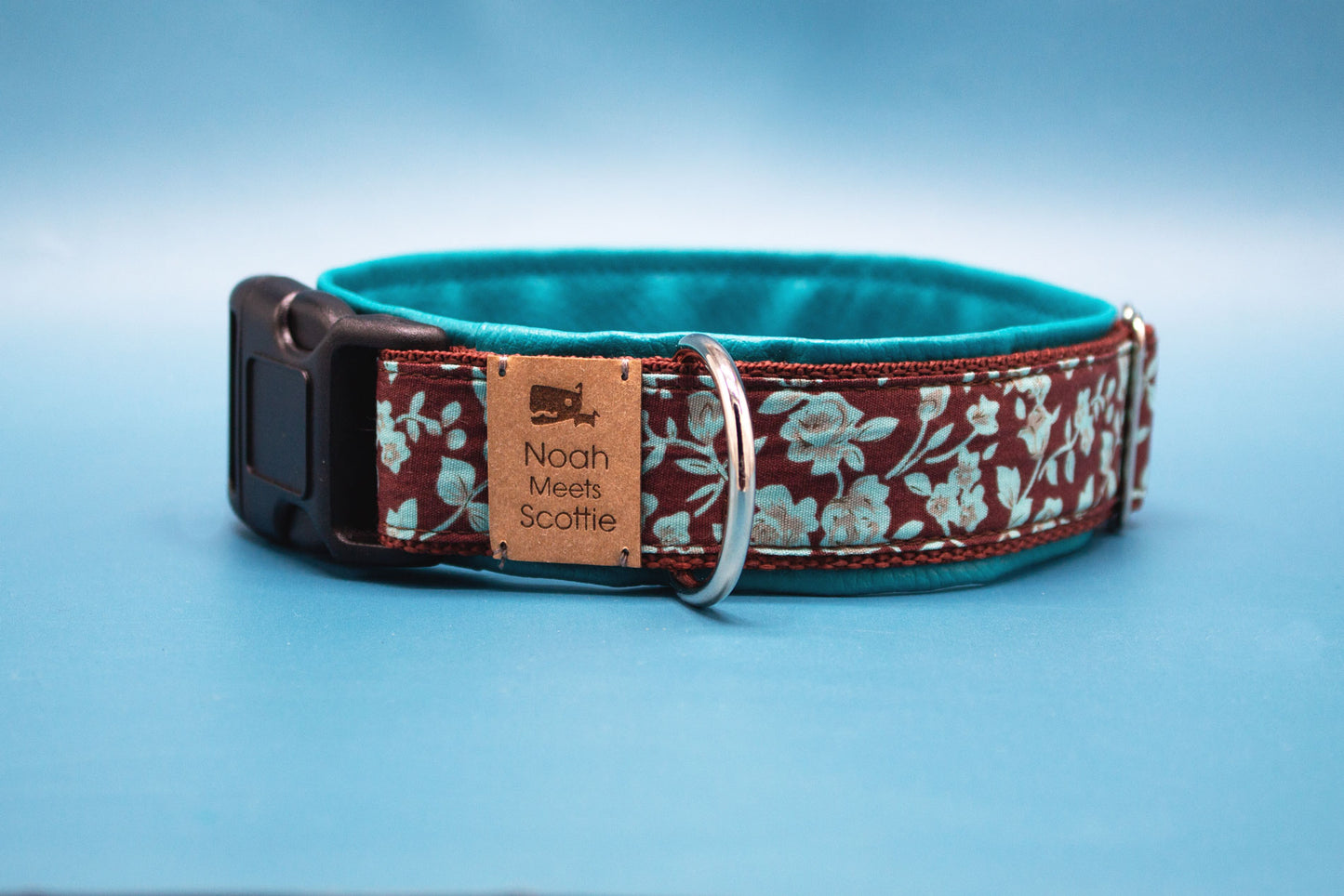 Detailansicht Hundehalsband Romy mit floralen Mustern in Türkis und Mint, weich gefüttert