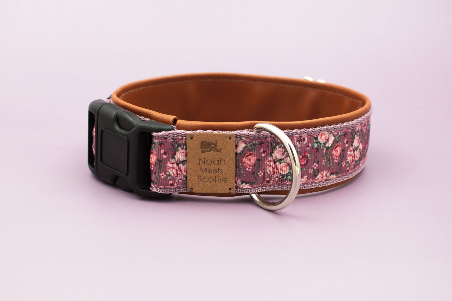 Detailansicht Hundehalsband ROSA – romantisches Rosenmuster in Lila und Violett auf robustem Gurtband