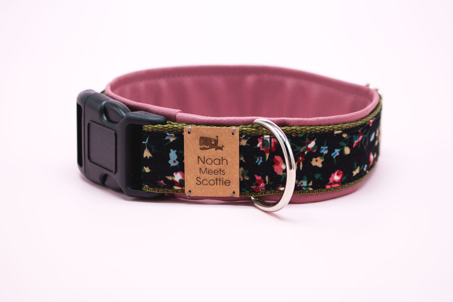Detailansicht Hundehalsband Rosalie, gepolstert, schwarz mit romantischem Blumenmuster, olivgrünem Gurtband und altrosa Kunstleder