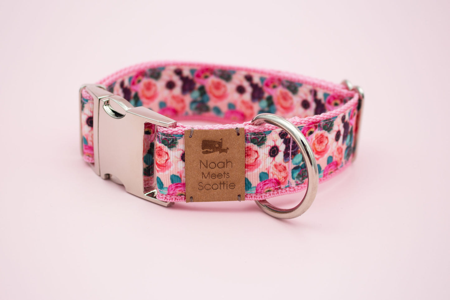 Hundehalsband – rosa Stoff mit Blüten und silberfarbener Metallschnalle