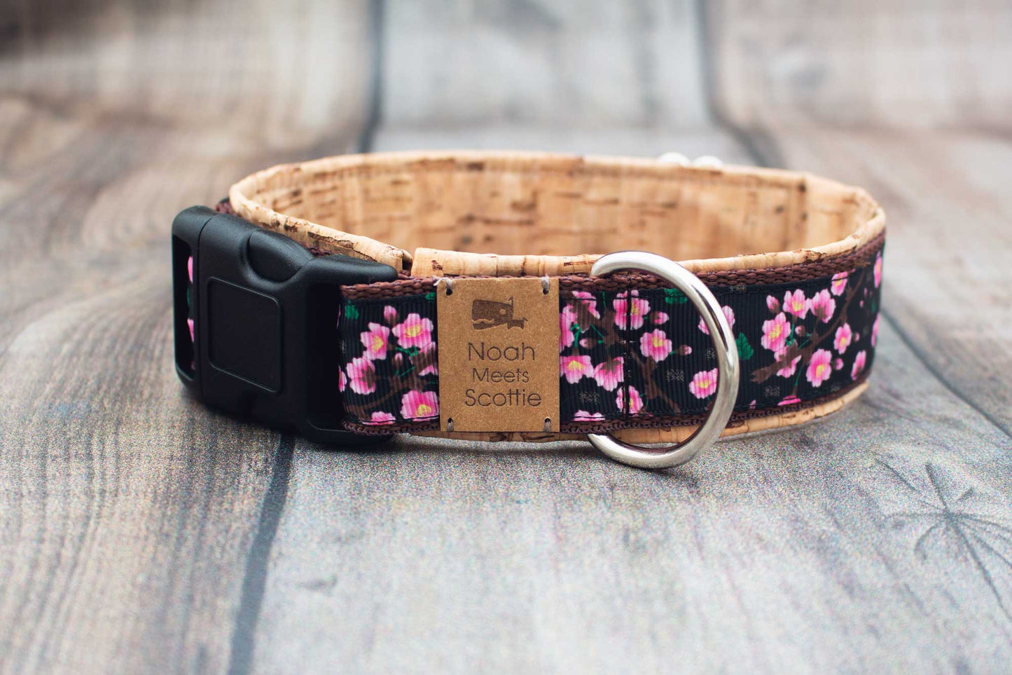 Detailansicht Hundehalsband SAKURA, romantisches Kirschblütenmuster in Rosa Schwarz, weich gefüttert mit Korkstoff