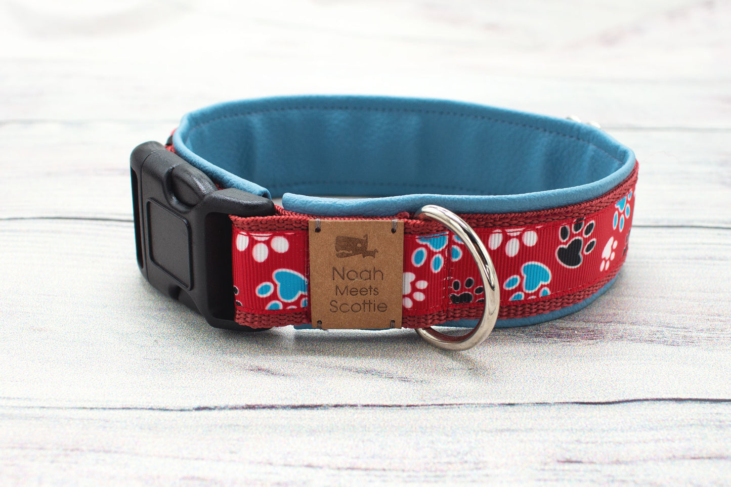 Hundehalsband SAM – rotes Band mit weißen, blauen und schwarzen Pfoten