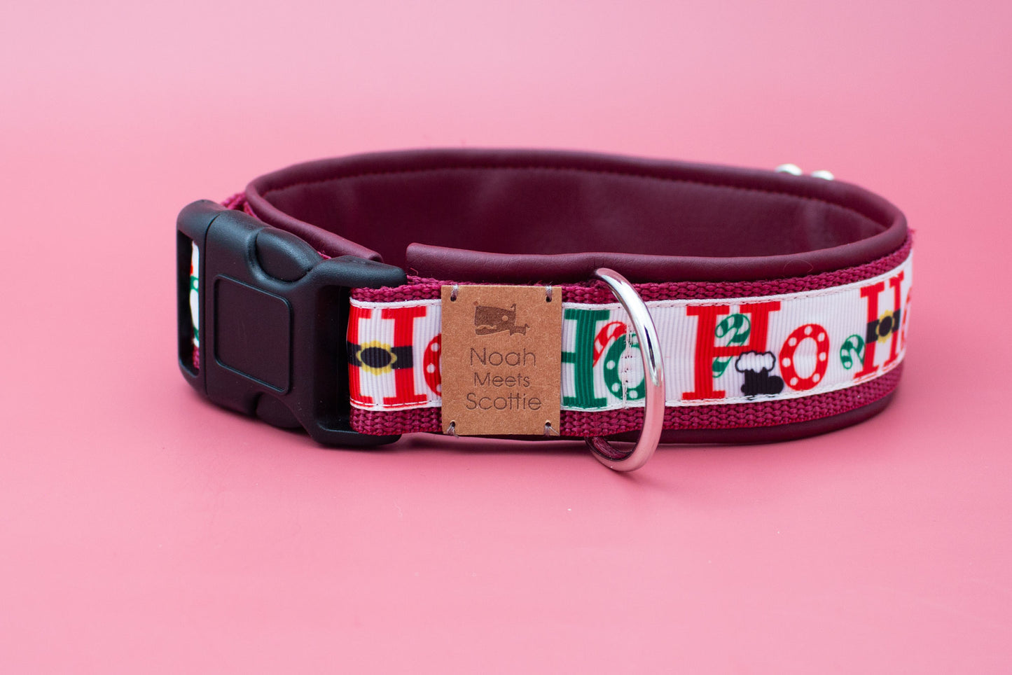 Hundehalsband SANTAS CALL mit Weihnachtsdesign HO HO HO in Rot Weiß Bunt – Frontansicht