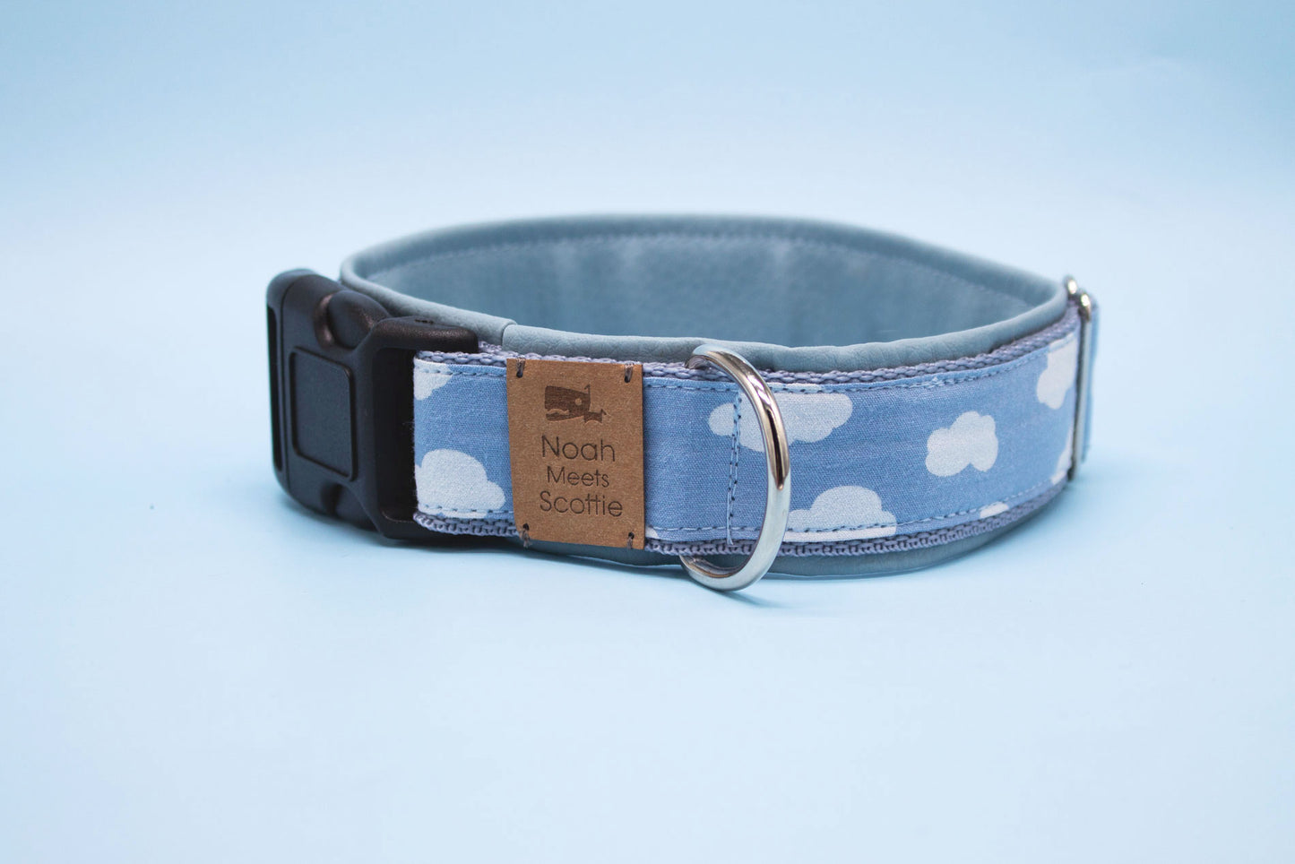 Detailansicht Hundehalsband Sky mit Wolkenmotiv und grauer Kunstlederfütterung