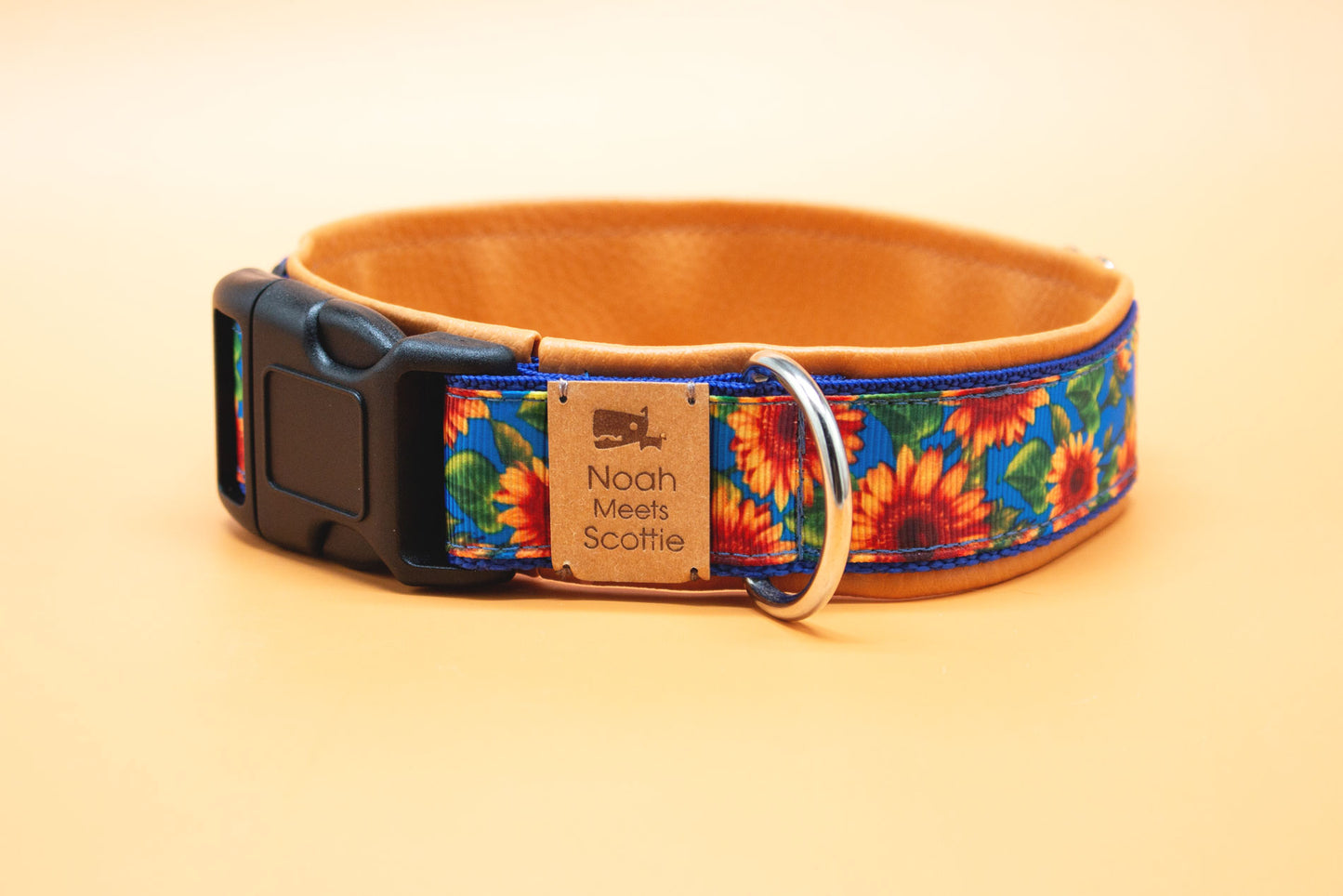 Seitenansicht Hundehalsband SOLEA mit sommerlichem Sonnenblumenmuster im Retro-Look