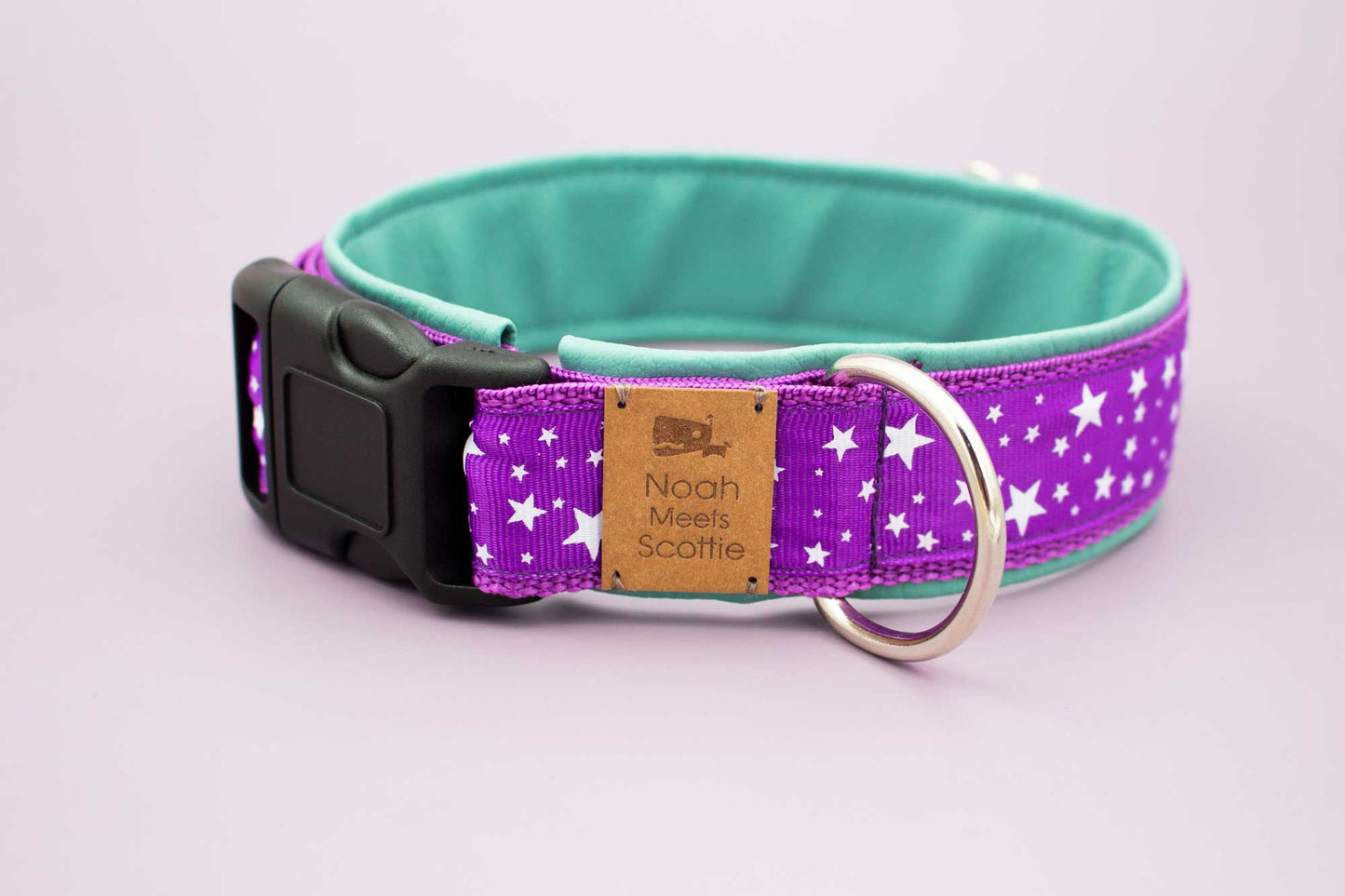 Detailansicht Hundehalsband STARS’n’PURPLE, robust und verstellbar, Sternenmuster auf lila Band, Innenfutter in Mint