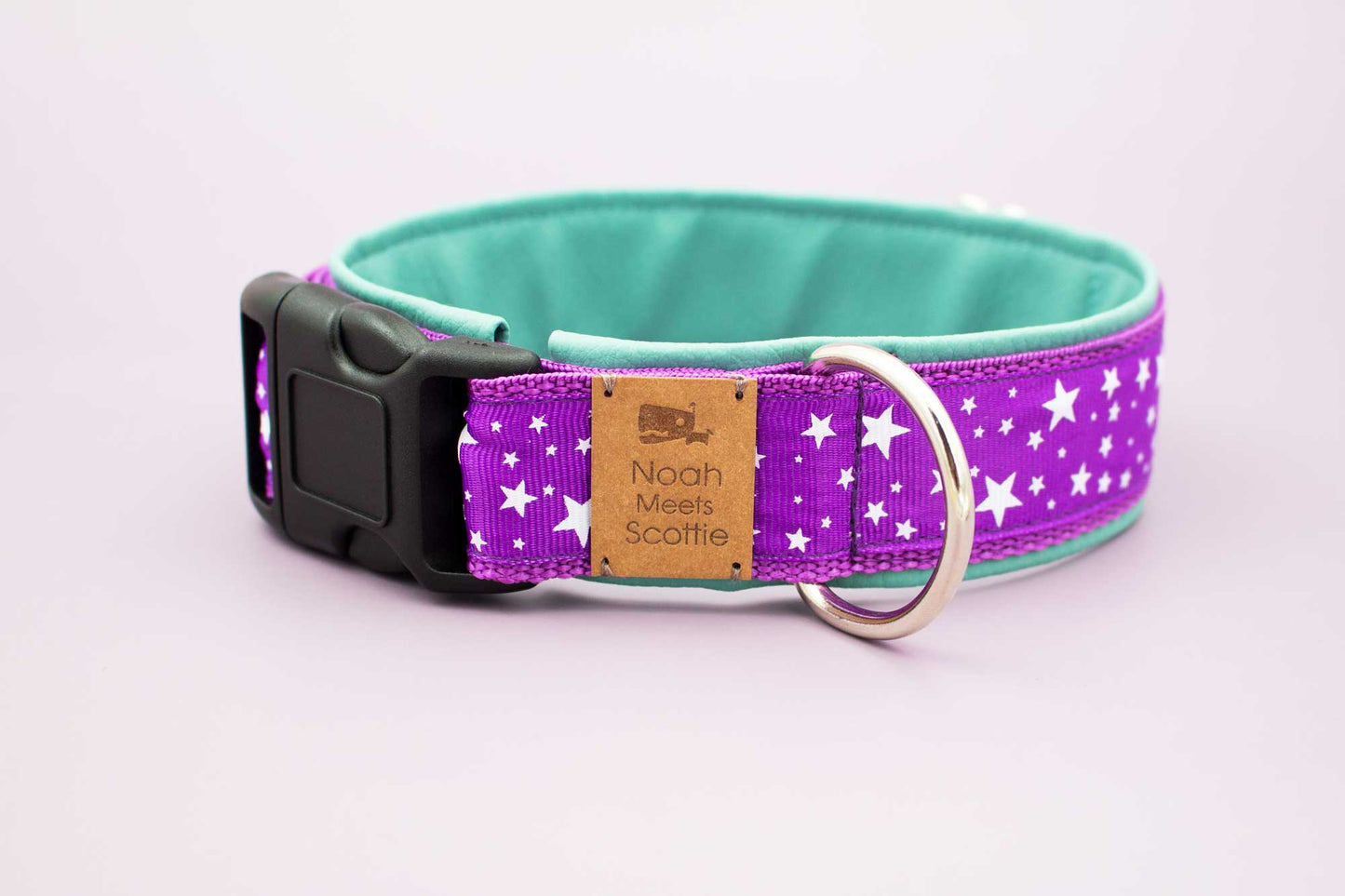 Seitenansicht Hundehalsband STARS’n’PURPLE, modernes Halsband in Lila mit Sternendesign