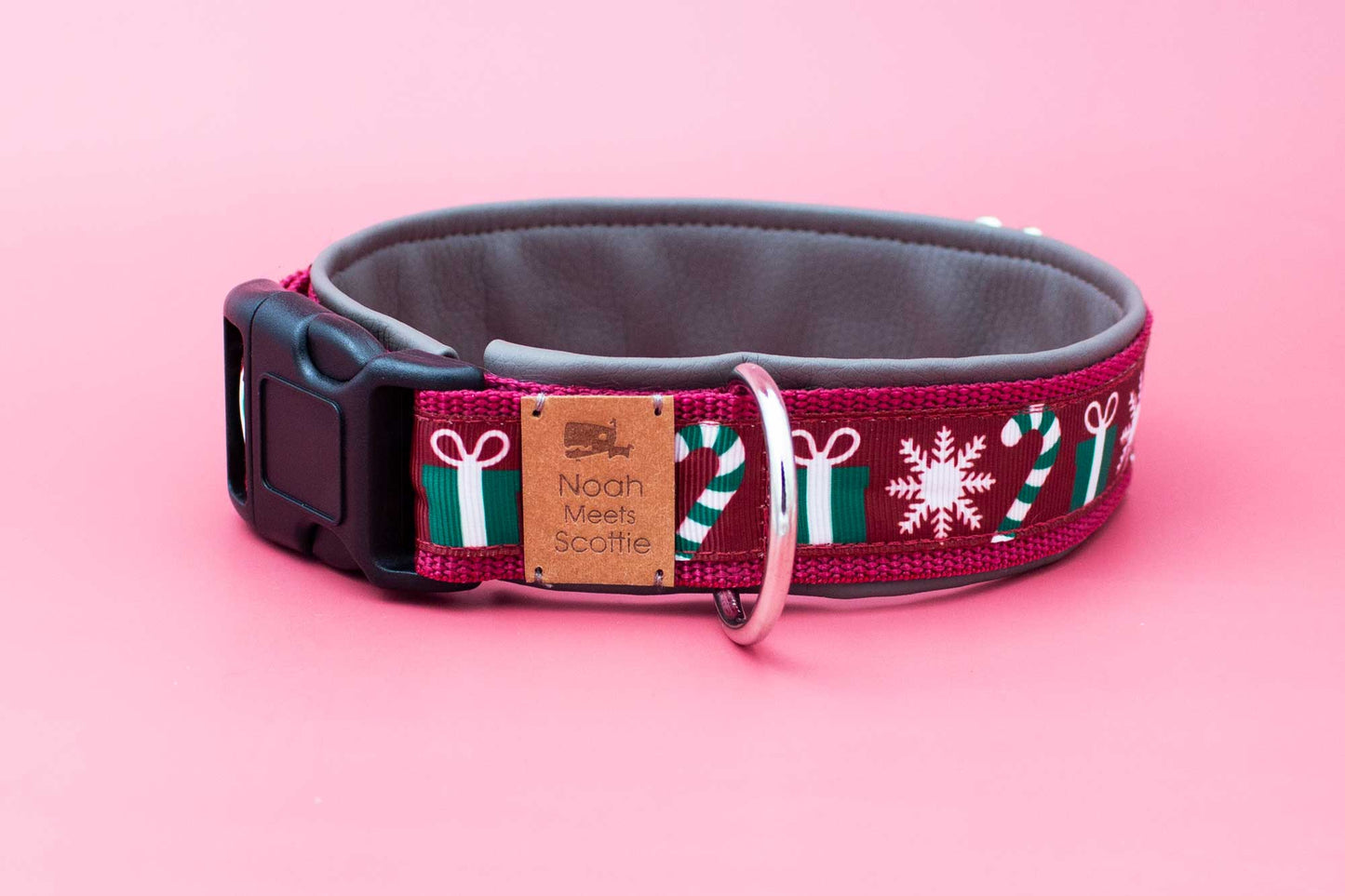 Detailansicht Hundehalsband THREE THINGS ABOUT CHRISTMAS, weich gefüttert, festliches Design mit weinrotem Grund