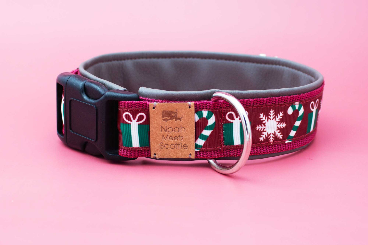 Seitenansicht Hundehalsband THREE THINGS ABOUT CHRISTMAS mit Weihnachtsmotiven, robust und verstellbar