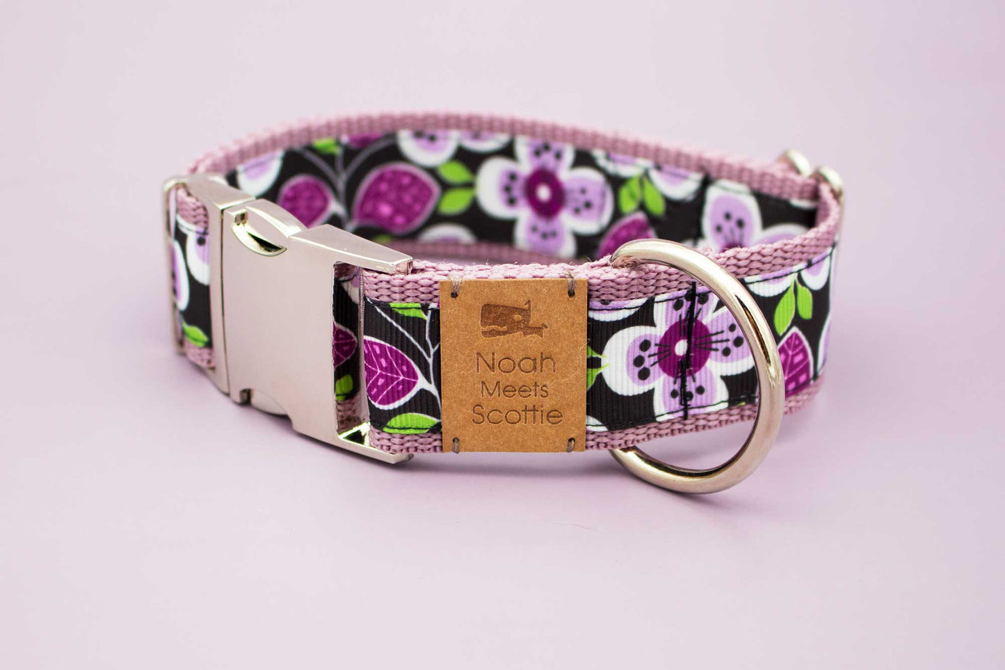 Hundehalsband – lila-schwarzer Stoff mit weißen Blüten, silberfarbene Metallschnalle