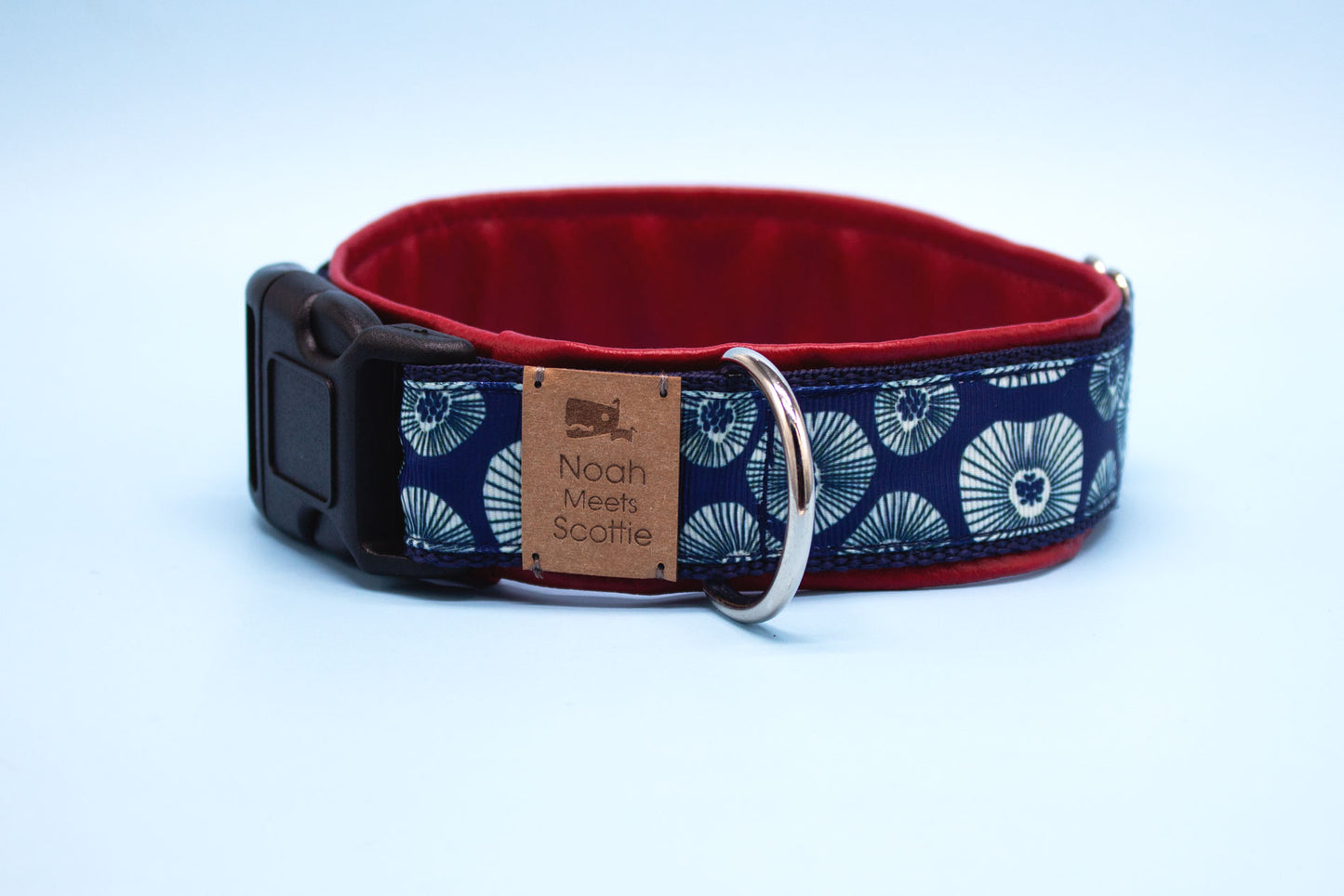 Detailansicht Hundehalsband TULA mit abstraktem Blumenmuster