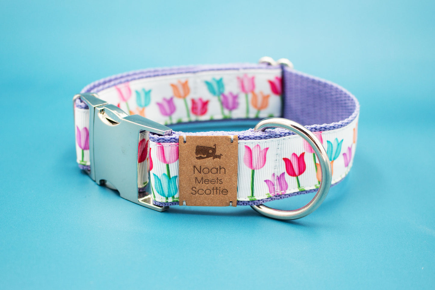 Hundehalsband – weiße Basis mit Tulpen in Rosa, Pink, Rot und Lila, silberfarbene Metallschnalle