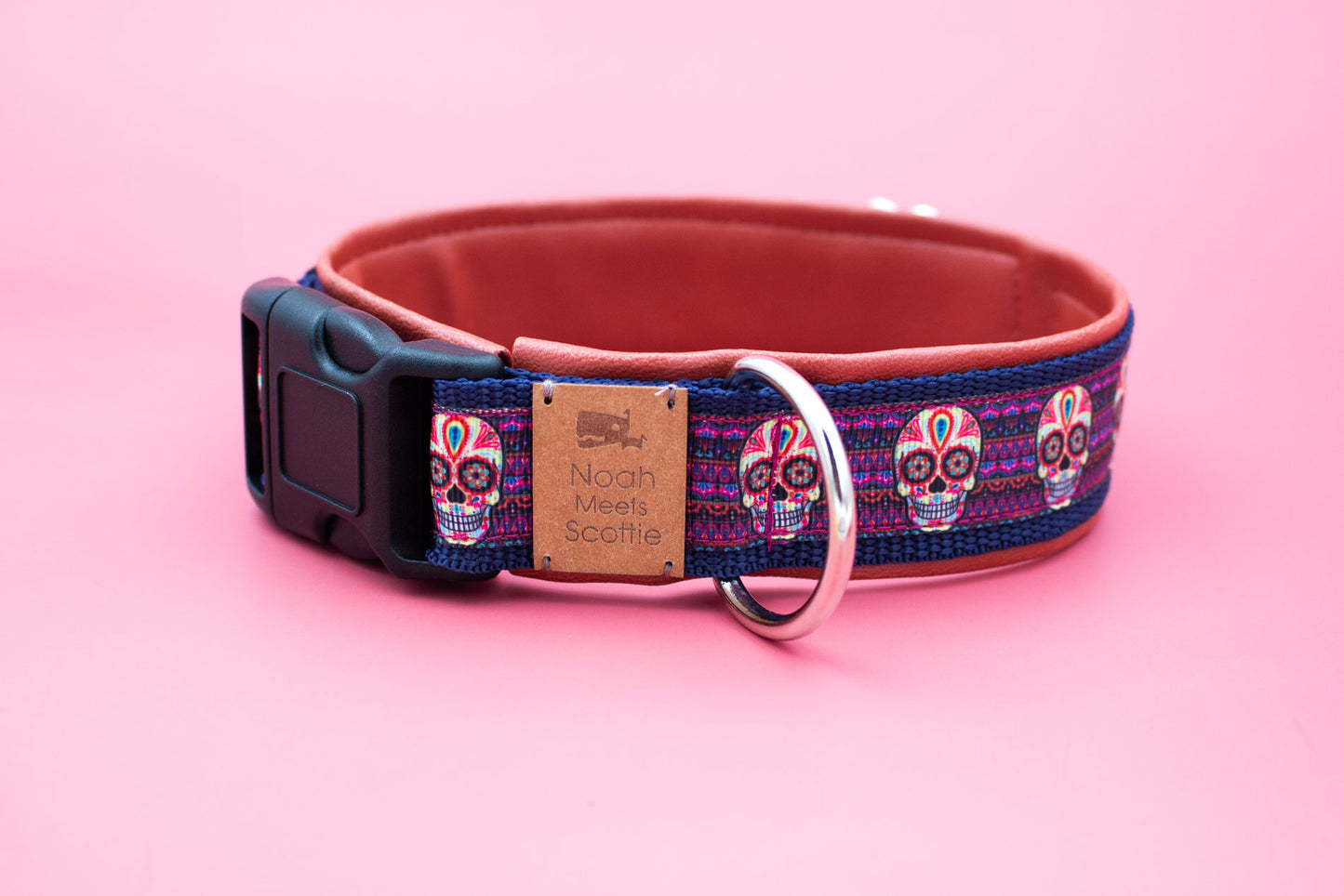 Seitenansicht Hundehalsband VALERIA mit farbenfrohem Totenkopf-Muster, Festival-Look