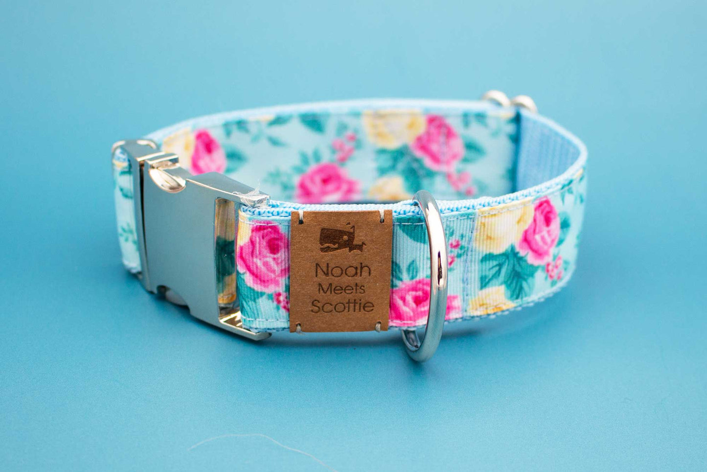 Hundehalsband WOLKENROSE – Rosen Motiv in Hellblau, Rosa und Gelb, romantisch, verspielt, robust, verstellbar