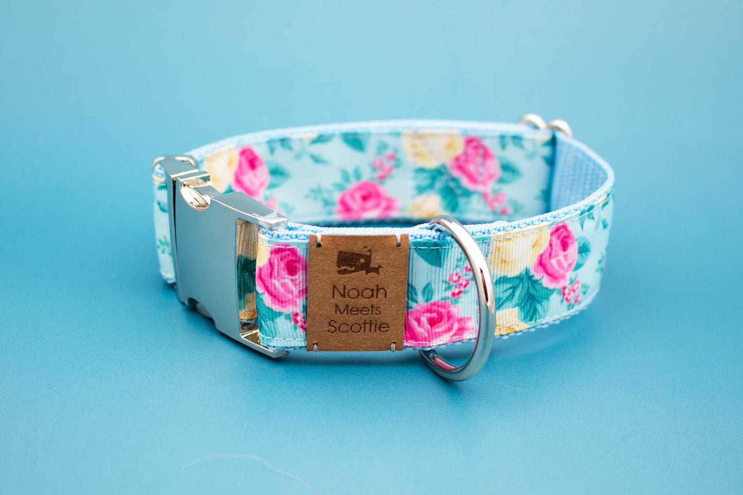 Detail Hundehalsband WOLKENROSE – florales Rosen Design auf hellblauem Grund, romantisch und poetisch