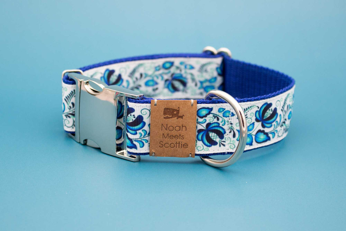 Hundehalsband – blau-weißer Stoff mit Ornamentmuster, silberfarbene Metallschnalle