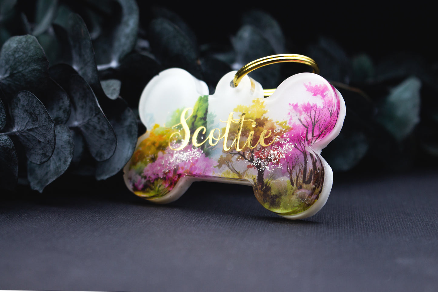 Resin-Hundemarke BLÜTENPFAD mit bunten Blüten, Goldschrift und versiegelter Oberfläche, romantisch, individuell gefertigt.