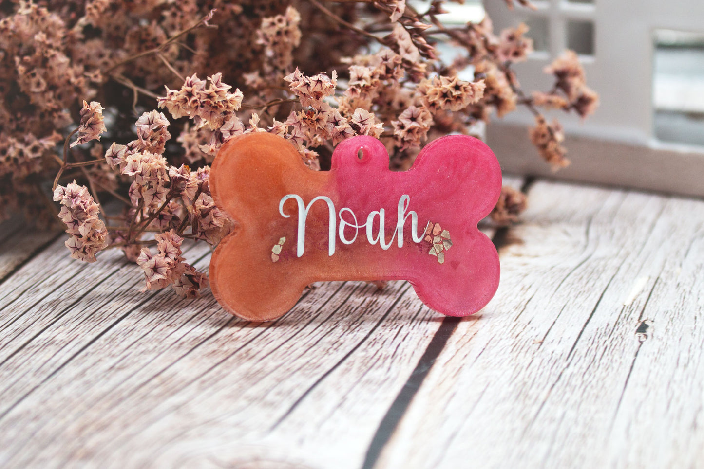 Detailansicht Hundemarke FLAMINGO SUNSET mit glänzender Oberfläche und rosa-goldenem Glitzer