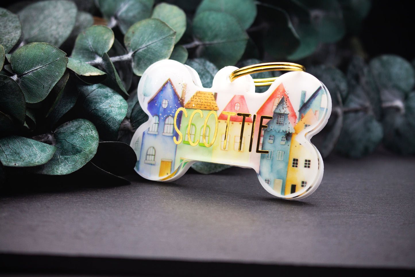 Hundemarke im Knochen-Design mit französischer Häuserfront, Resin, buntes malerisches Motiv mit Goldglitzer