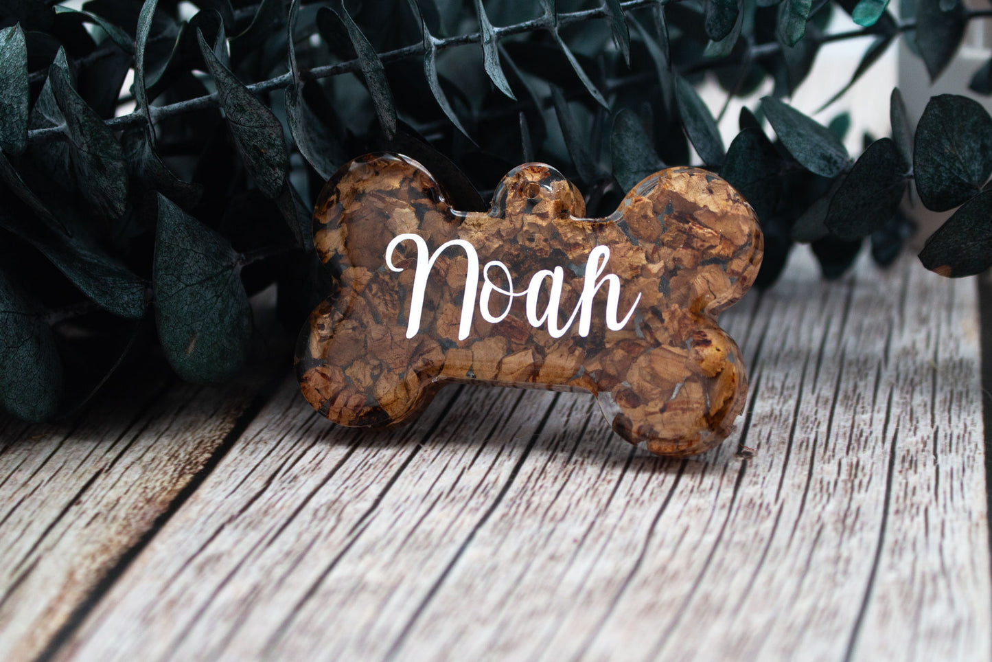 Hundemarke im Knochen-Design aus Kork und Resin, naturverbundenes Design, optional mit Goldglitzer