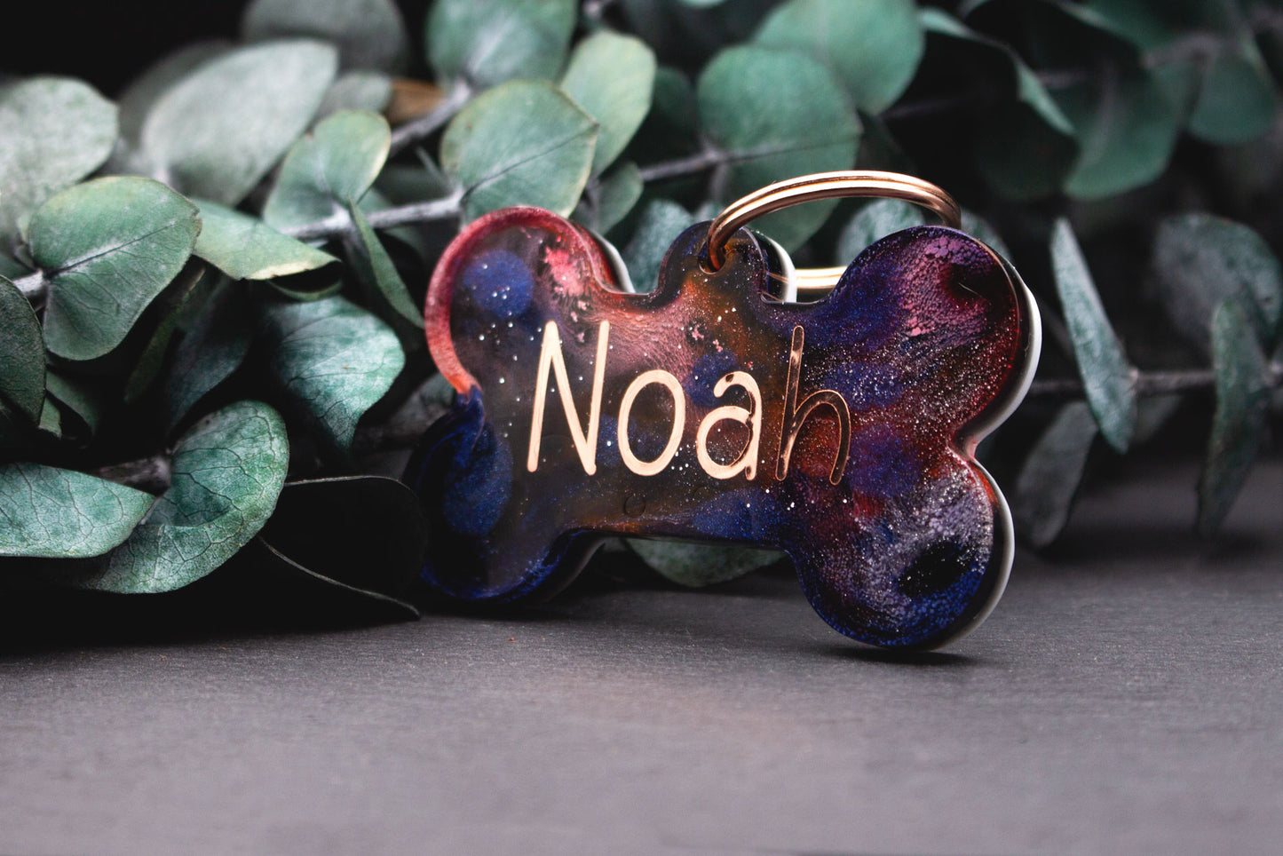 Detailansicht Hundemarke MOHNZAUBER mit glitzerndem Farbverlauf in Rot Rosa Blau, Resin versiegelt