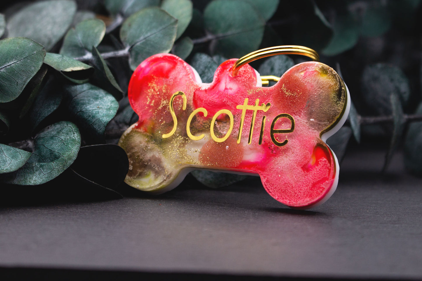 Hundemarke im Knochen-Design in Pink und Olivgrün mit Goldschrift, Resin, glitzernder Farbverlauf