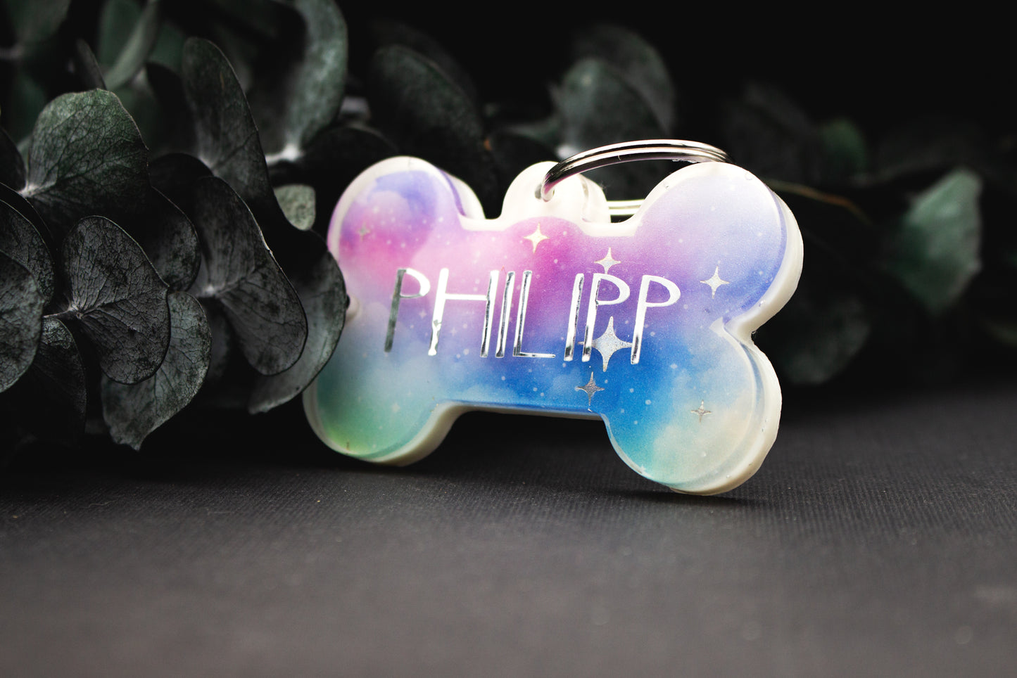 Hundemarke POLARLICHT im Knochen-Design, Resin mit Farbverlauf in Lila Türkis Rosa, wetterfest