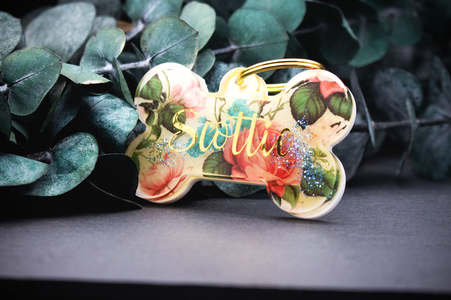 Detailansicht Hundemarke Vintage Rosen mit Glitzer und versiegelter Oberfläche