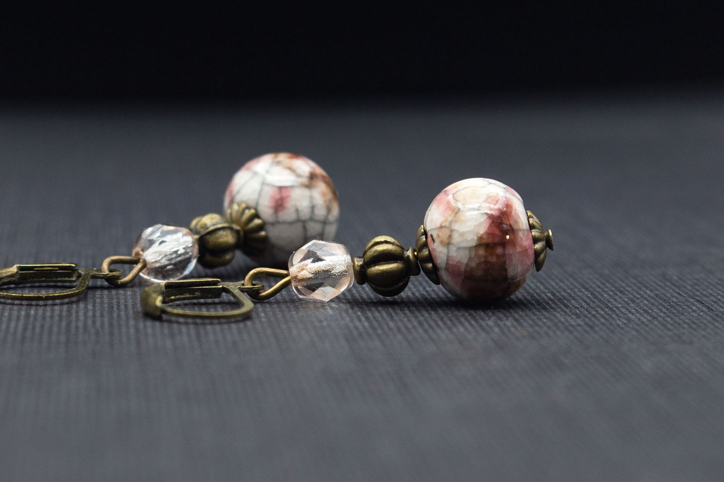 Ohrringe Keramik Rosa Weiß – eleganter Vintage Ohrschmuck mit Glasperlen