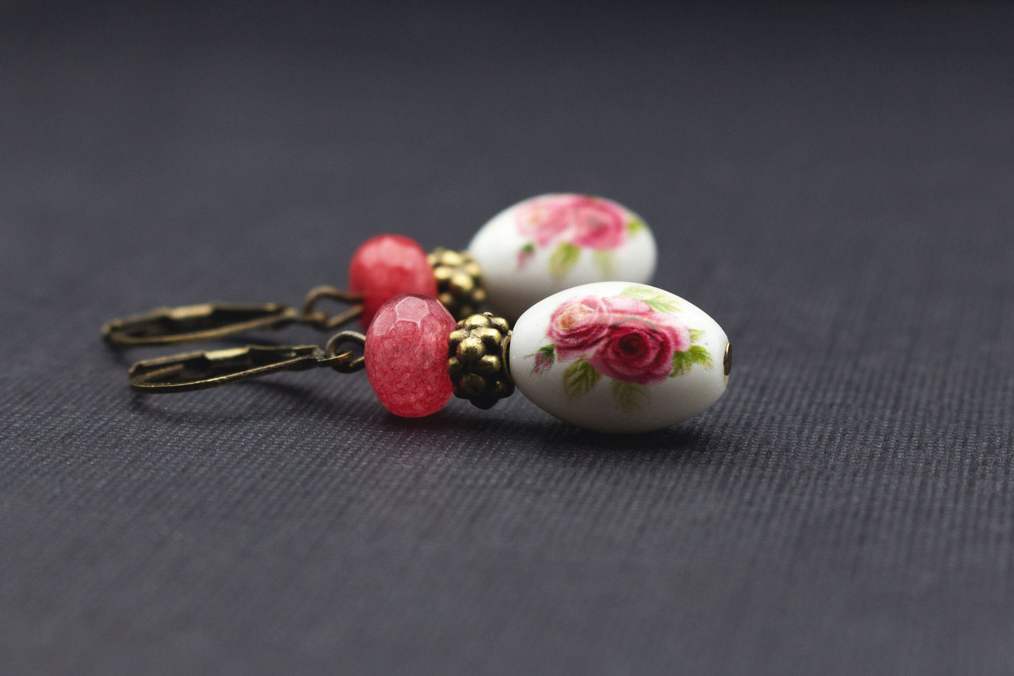 Blumen Ohrringe mit Rosenmotiv in Weiß Rosa – elegante Keramik Ohrhänger mit Fuchsia Akzenten