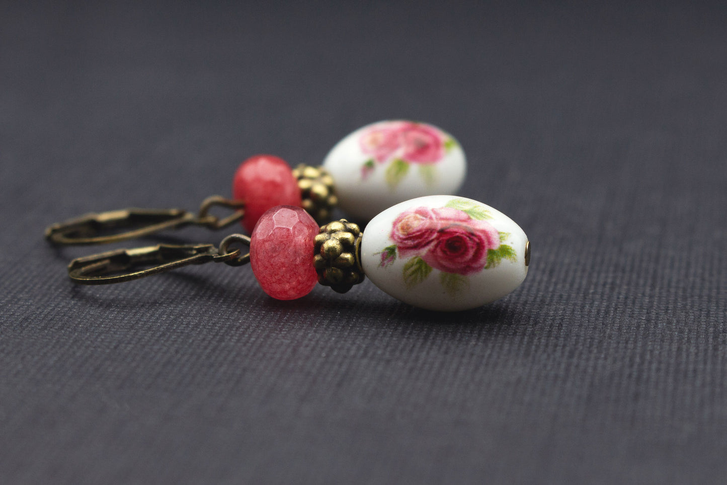 Keramik Perlenohrringe Rosen Weiß Rosa Fuchsia – romantischer Schmuck für Hochzeit und Geschenk