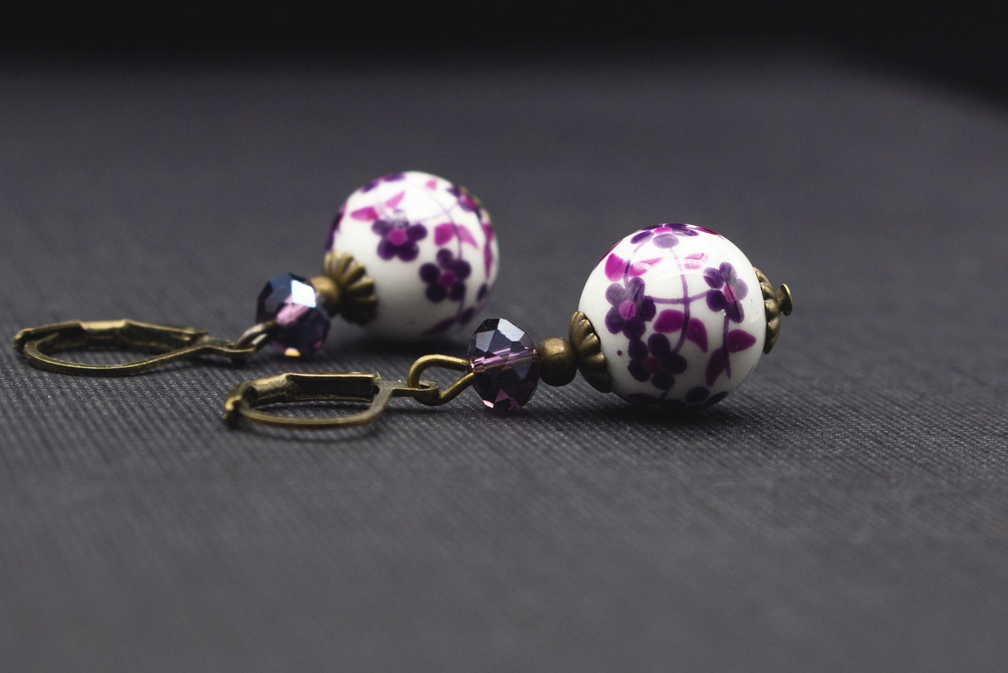 Vintage-Ohrringe mit lila Kirschblüten auf weißen Keramikperlen und violetten Glasperlen