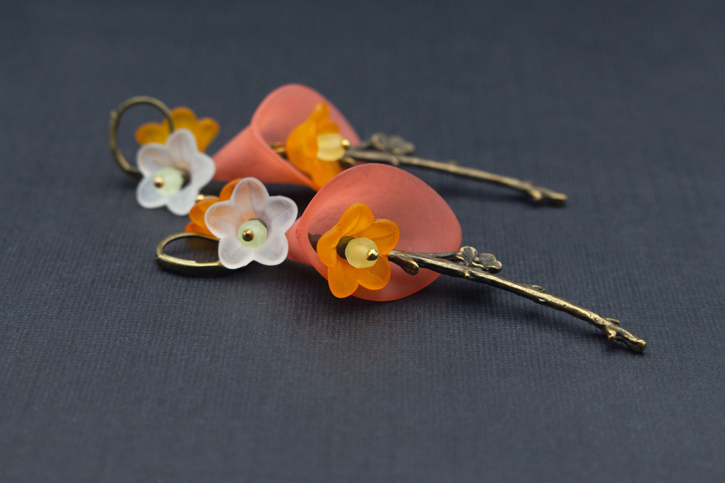 Detailansicht japanische Ohrringe mit roten und orangen Kirschblüten