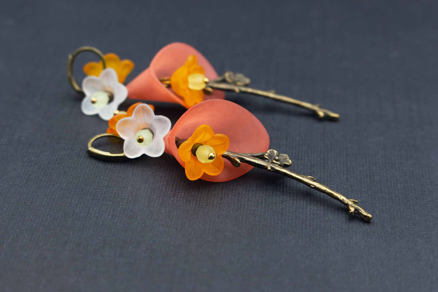 Lange Kirschblüten Ohrringe in Orange, Rot und Weiß mit Vintage-Zweigen