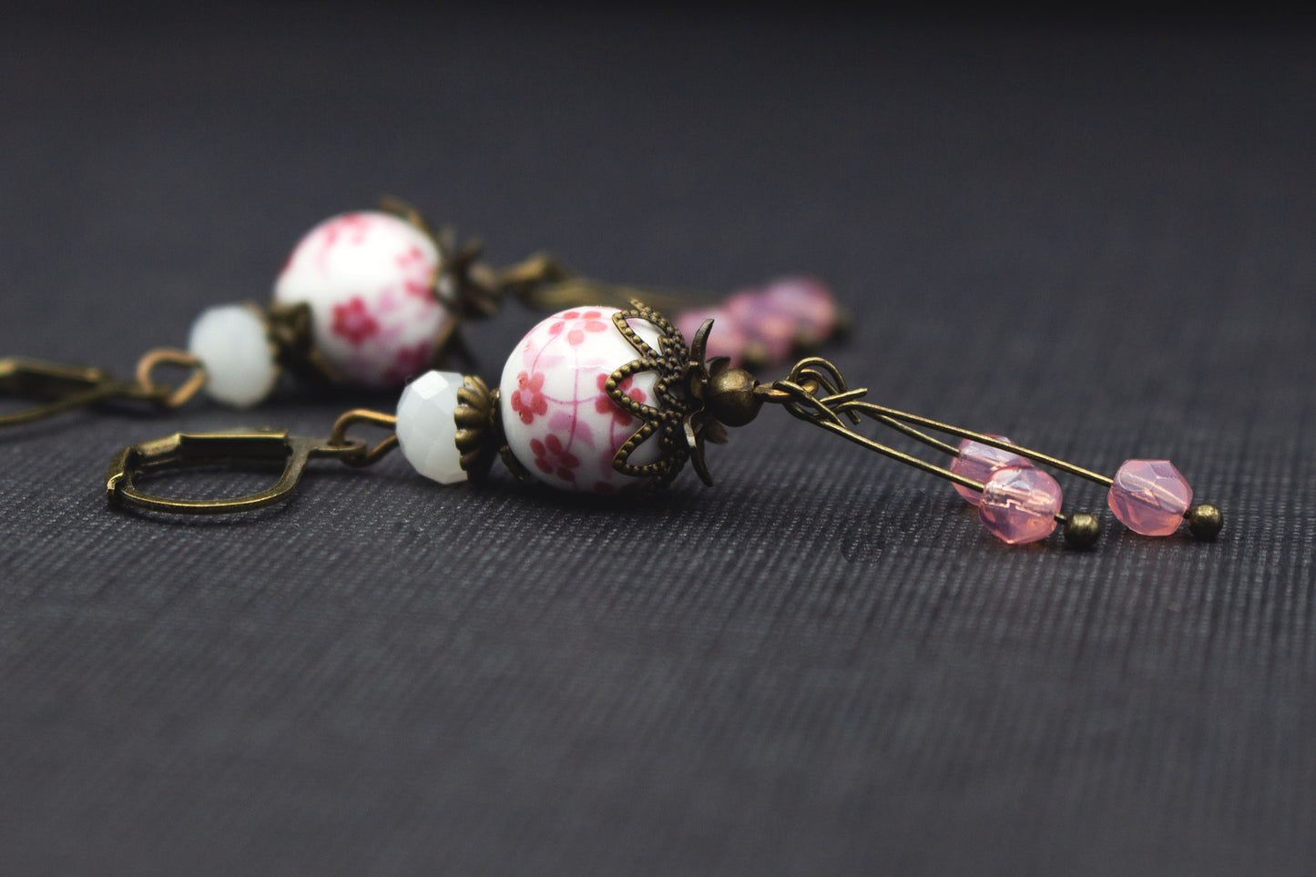 Zarte Kirschblüten Ohrringe in Rosa und Weiß mit antik-bronzefarbenen Details