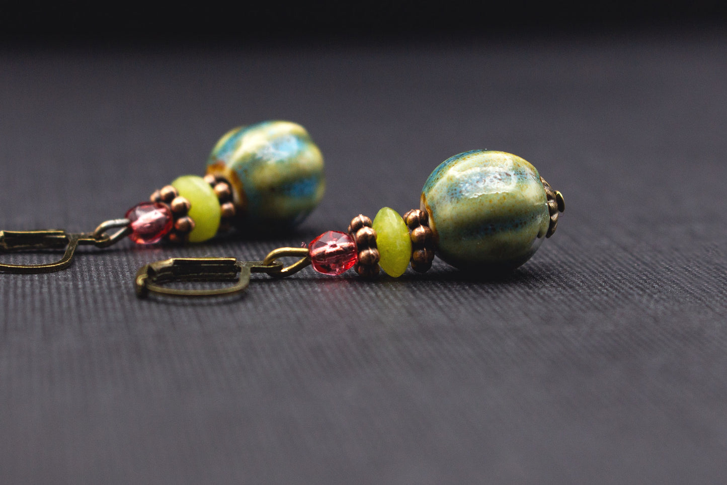 Kürbis-Ohrringe mit türkisen und senfgelben Keramikperlen – Boho Schmuck