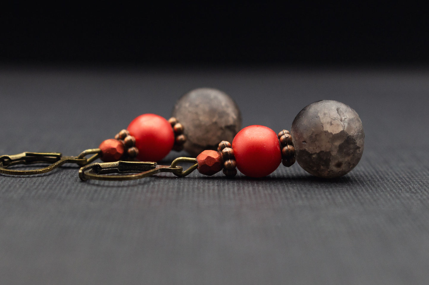 Elegante Lava Ohrringe Grau Rot – ausdrucksstarker Ohrschmuck mit Lavaperlen und Glasperlen