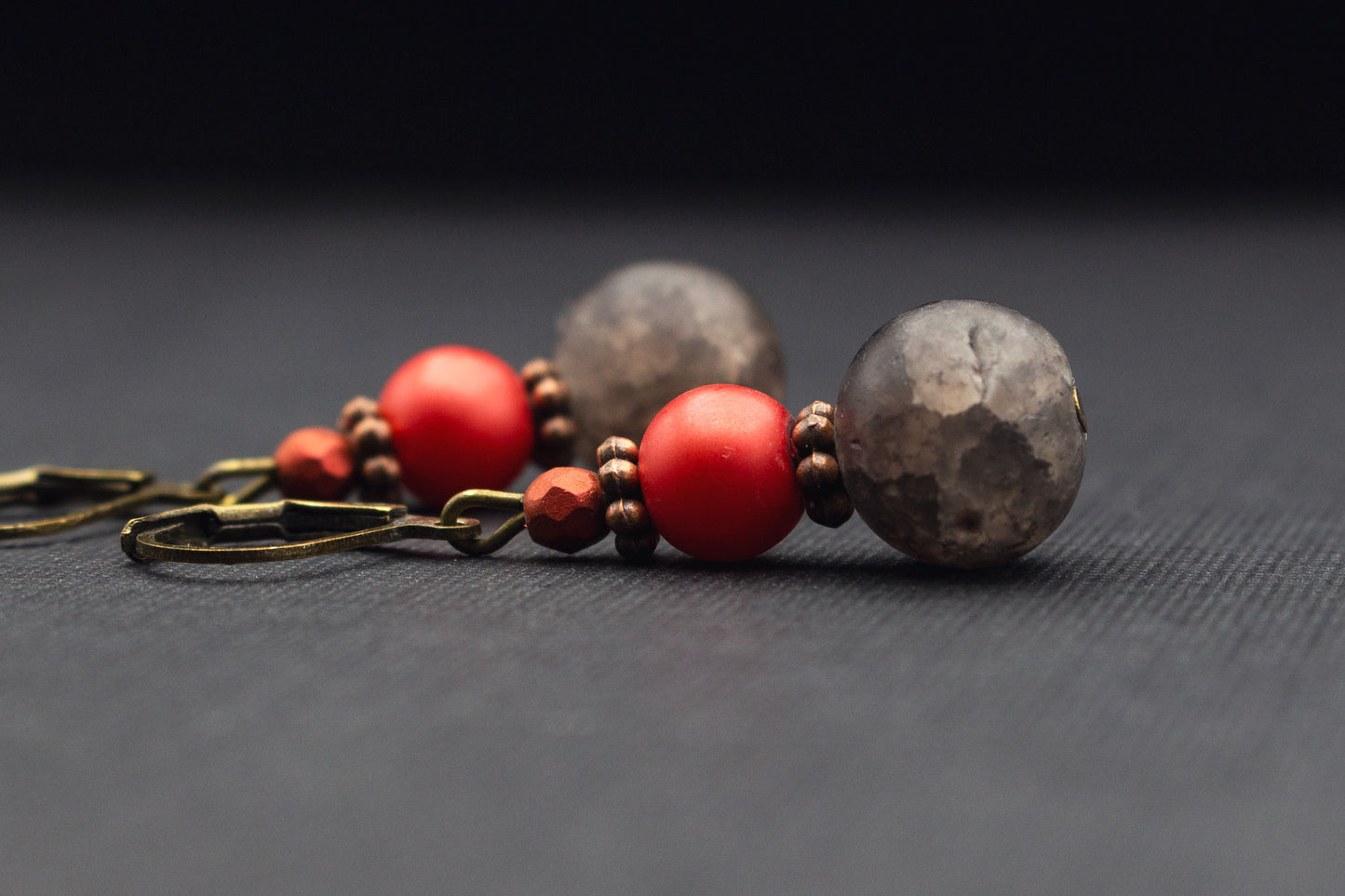 Lava Ohrringe Grau Rot – stilvoller Schmuck mit Perlen im Vulkan Design, Geschenk für Frauen