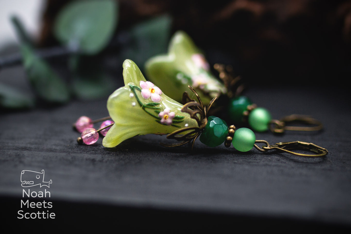 Handbemalte Blumenohrringe im Boho- und Cottagecore-Stil mit lindgrünen Blüten und rosa Blütenmotiven.