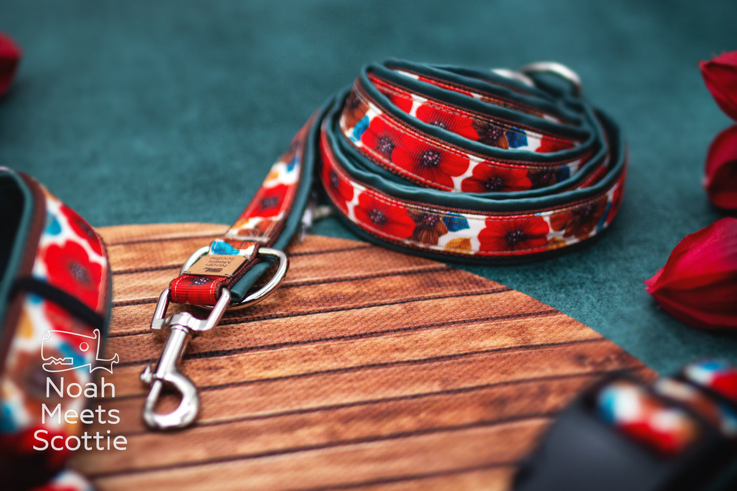 Hundegeschirr mit Mohnblumen und passende Hundeleine im Design Ruby Tuesday in Rot, Braun und Petrol