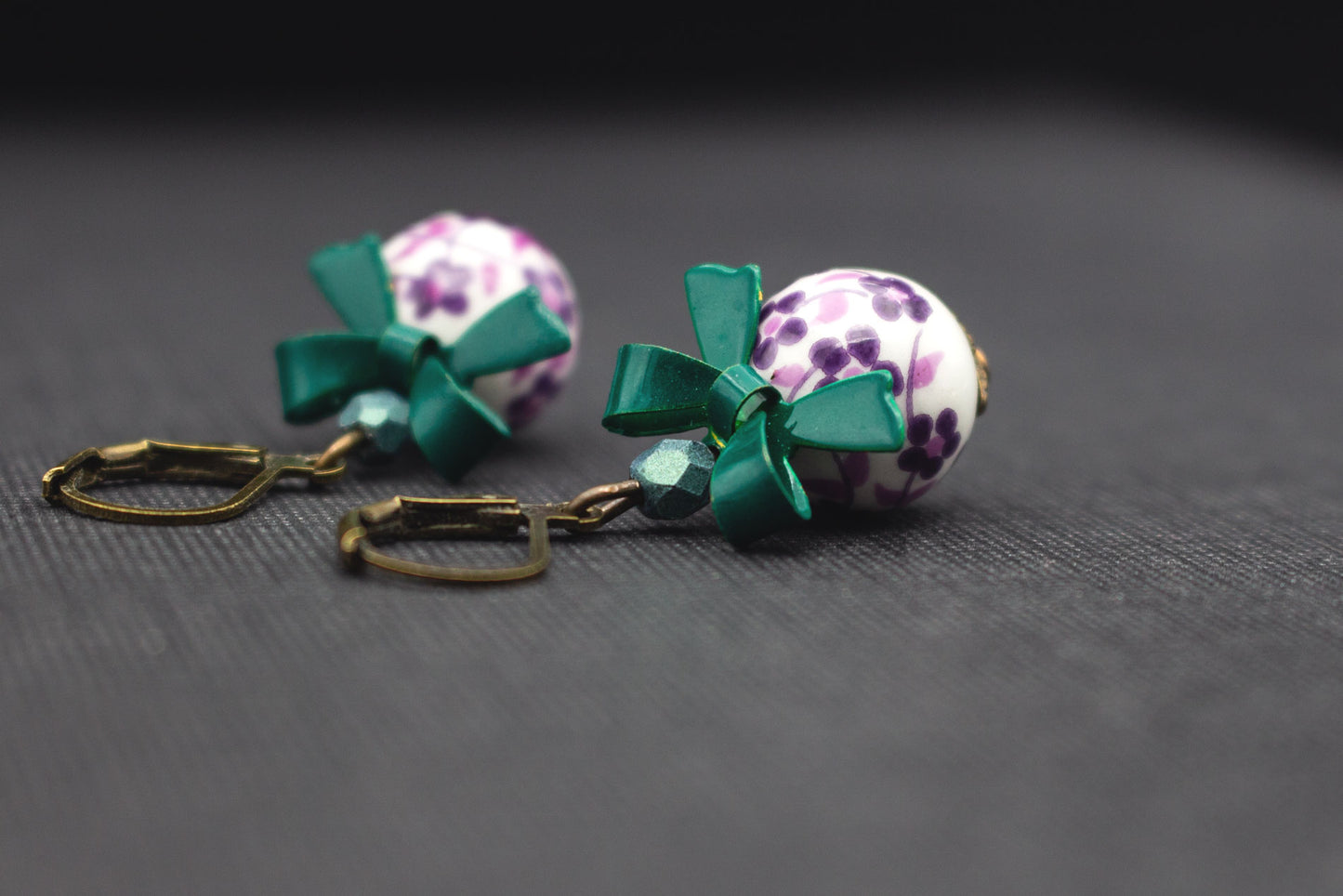 Ohrringe mit Keramikperlen und Kirschblüten-Muster in Lila – Schmuck für Hochzeit und Frühling