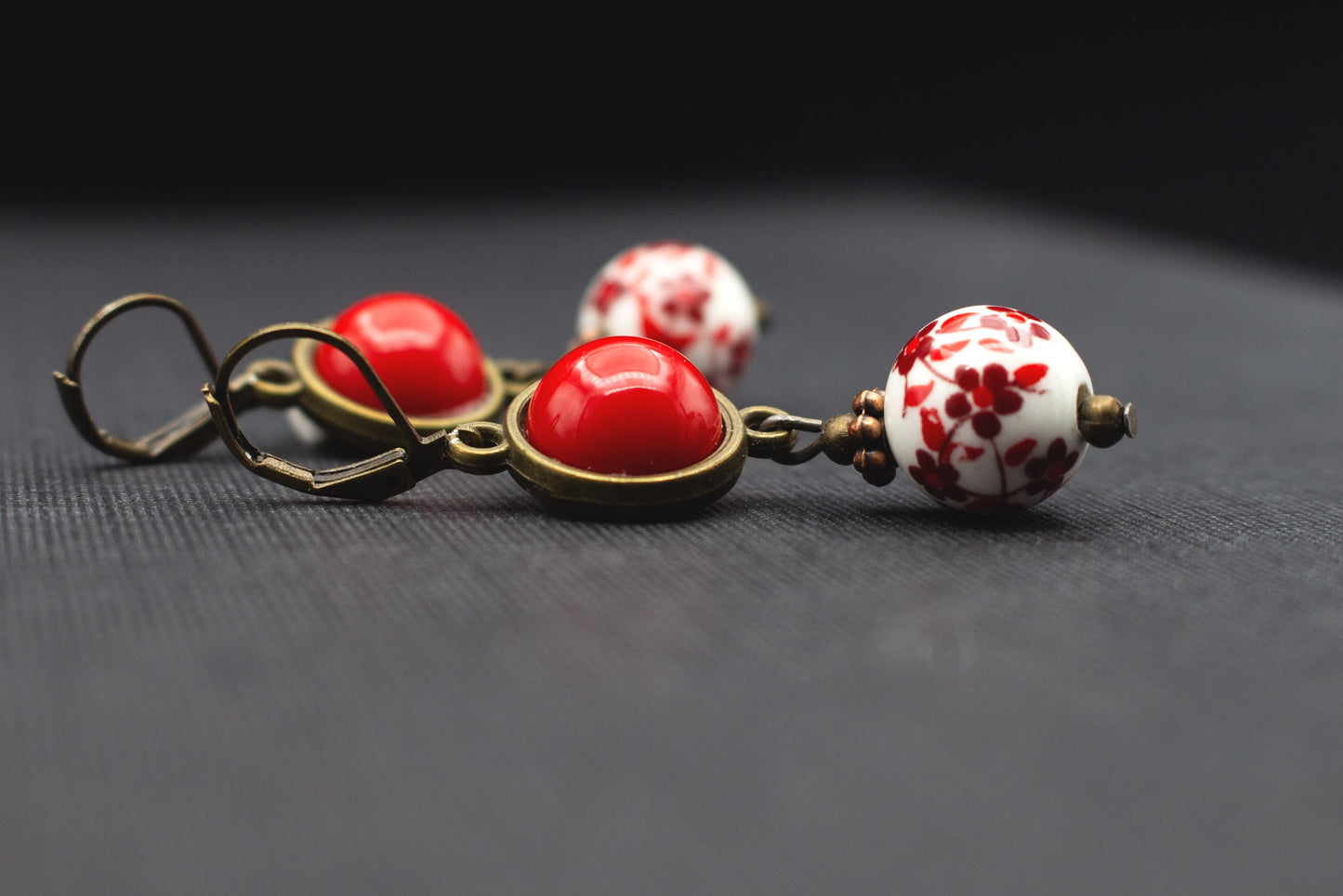 Keramik Ohrringe Kirschblüten Rot mit Cabochon und Bronze – elegante Ohrhänger