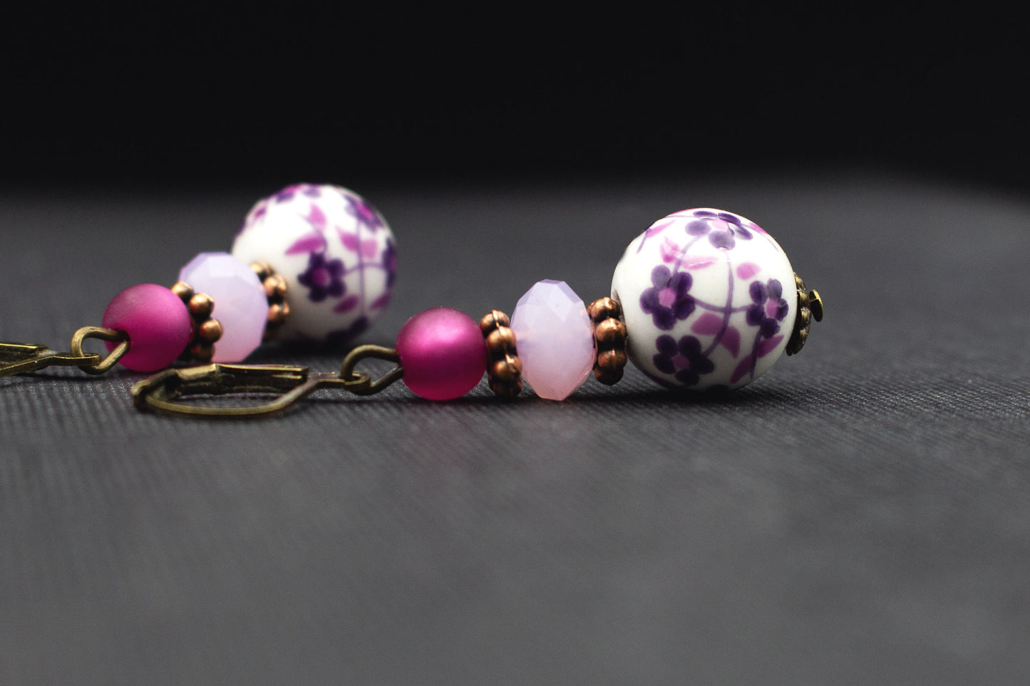 Boho Ohrhänger mit Glasperlen in Rosa und Lilatönen – eleganter Schmuck mit Kirschblüten